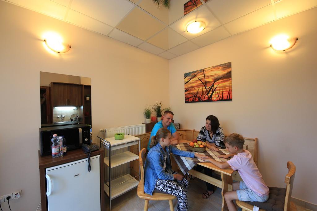 Napraforgo Wellness Haz Es Panzio Bed & Breakfast Pecs Ngoại thất bức ảnh
