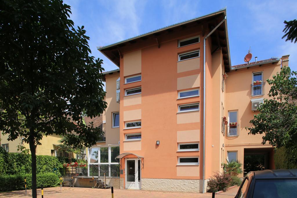 Napraforgo Wellness Haz Es Panzio Bed & Breakfast Pecs Ngoại thất bức ảnh