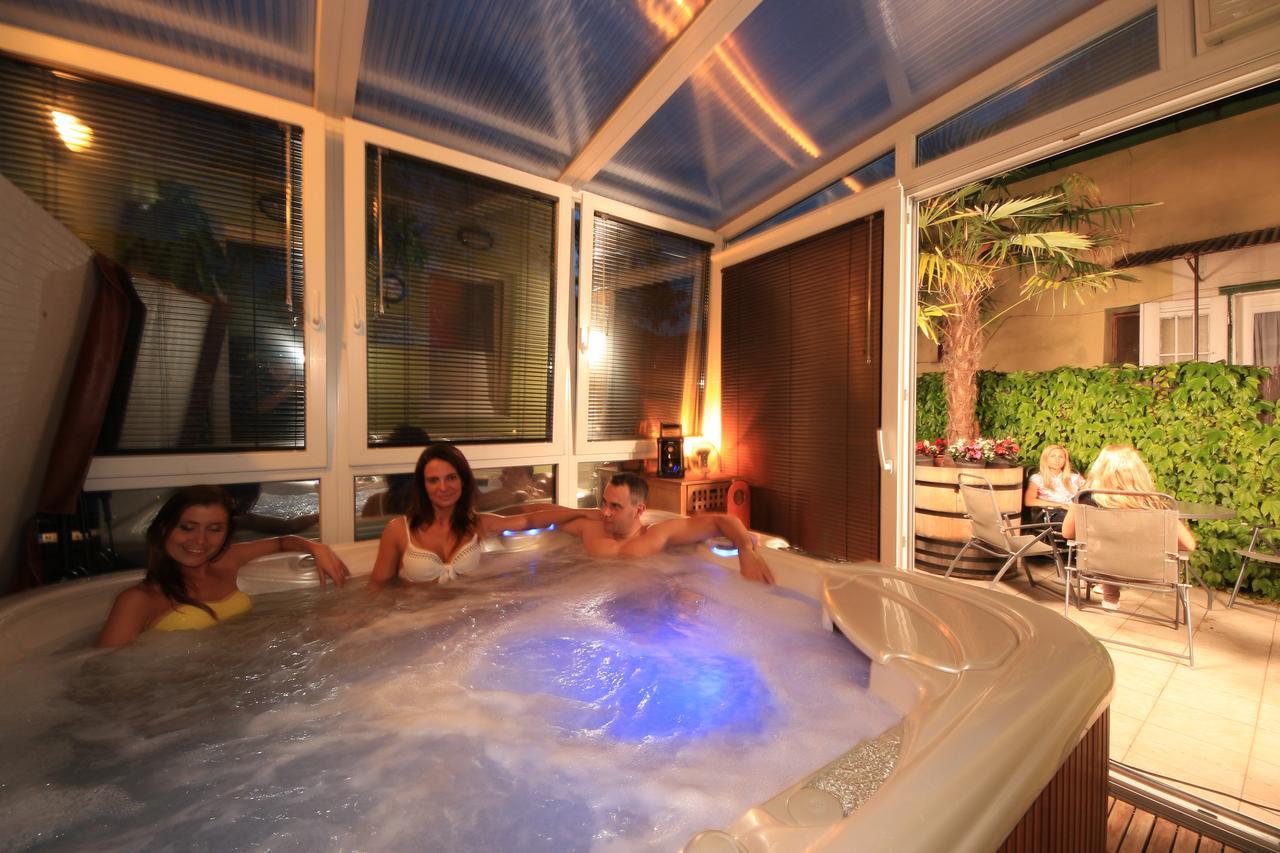 Napraforgo Wellness Haz Es Panzio Bed & Breakfast Pecs Ngoại thất bức ảnh